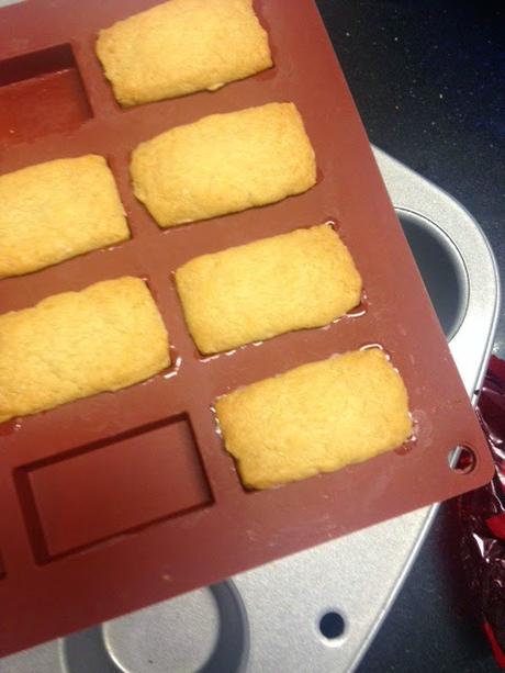 GALLETITAS DE QUESO PARMESANO CON TOMATE Y ALBAHACA