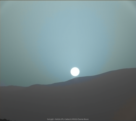Puesta de Sol del 15 de abril desde el cráter Gale, Marte