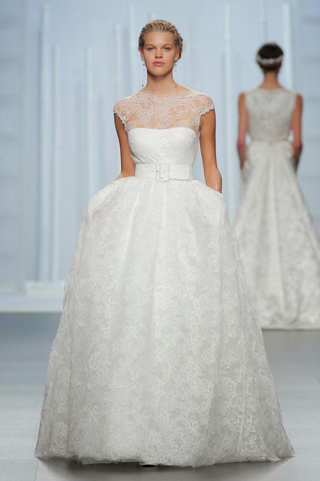La nueva colección de vestidos de novia Rosa Clará 2016 apuesta por la belleza femenina en estado puro