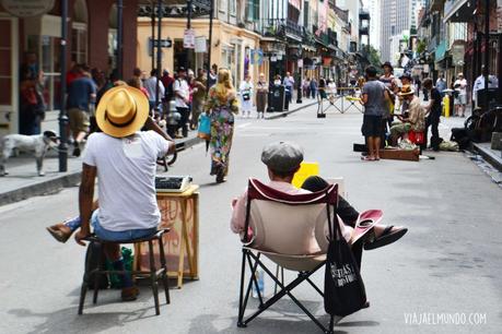 El poeta escuchando música