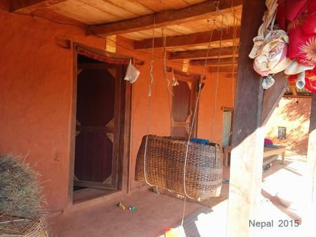 Esta es la cuna de la pequeña Kali. Hoy ha desaparecido la casa entera. Nepal, te vamos a ayudar - II
