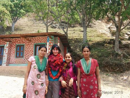 María con un grupo de mujeres en Nepal Nepal, te vamos a ayudar - II