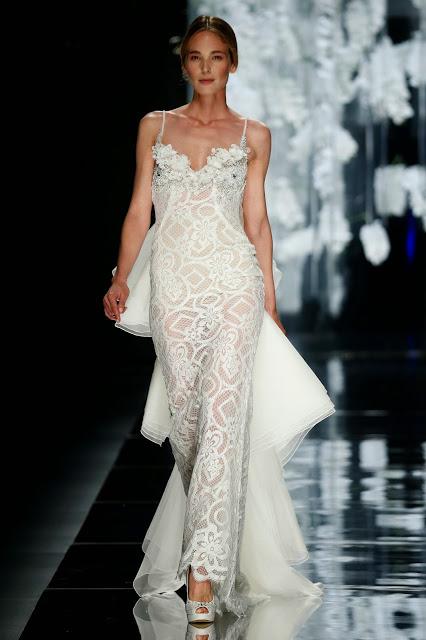 YolanCris cumple una década en el mundo nupcial con una espectacular colección de vestidos de novia para 2016 en la Barcelona Bridal Week