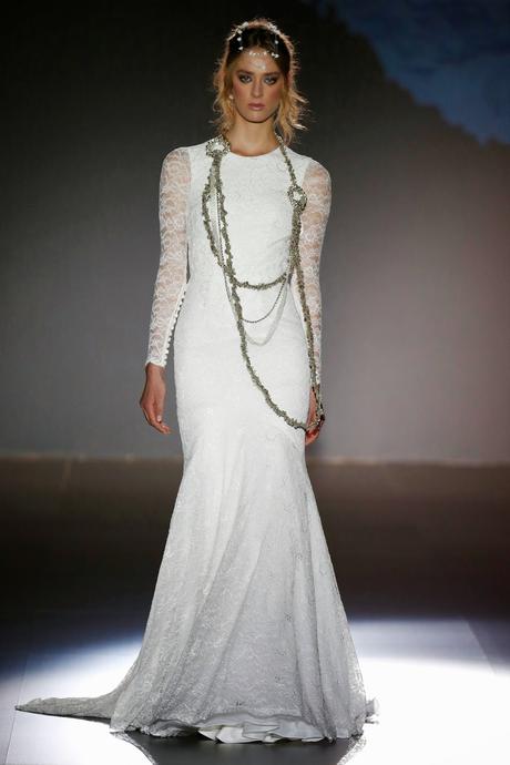 Los cuentos de princesas inspiran la colección de vestidos de novia de Jesús Peiró 2016 en la Barcelona Bridal Week