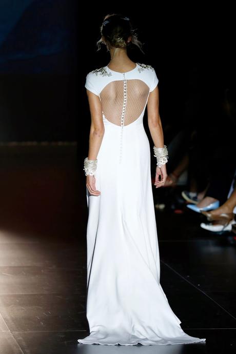 Los cuentos de princesas inspiran la colección de vestidos de novia de Jesús Peiró 2016 en la Barcelona Bridal Week