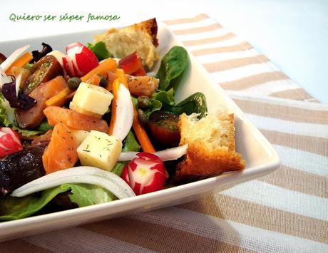 Ensalada de salmón marinado y queso