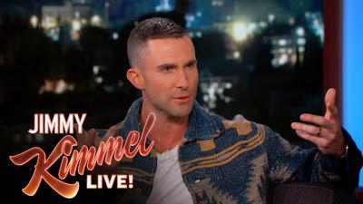 Adam Levine  agredido dulcemente