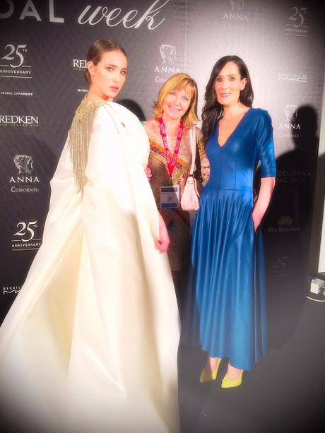 Las elegantes novias de Isabel Zapardiez dan luz y magia a la pasarela en su colección 2016 presentada en la Barcelona Bridal Week