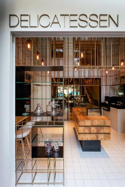 Una estructura de latón y piezas de madera en el diseño de una pastelería