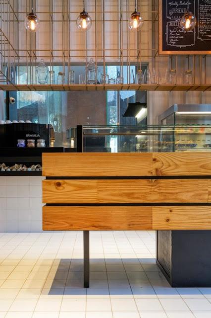 Una estructura de latón y piezas de madera en el diseño de una pastelería