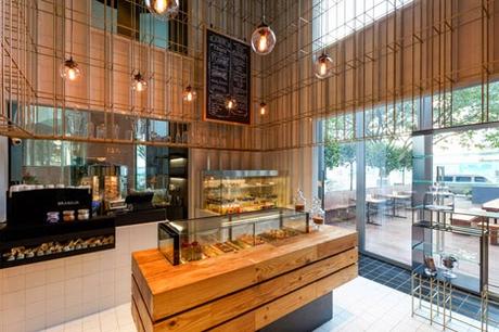 Una estructura de latón y piezas de madera en el diseño de una pastelería