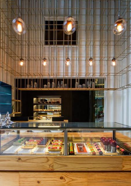 Una estructura de latón y piezas de madera en el diseño de una pastelería