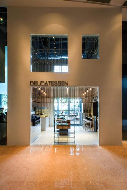 Una estructura de latón y piezas de madera en el diseño de una pastelería