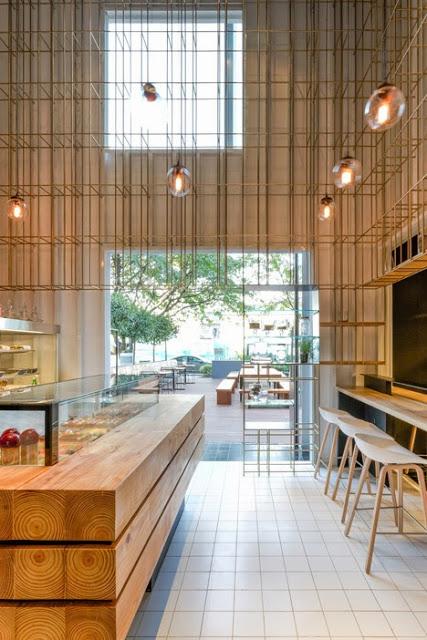 Una estructura de latón y piezas de madera en el diseño de una pastelería