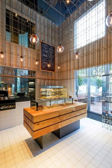 Una estructura de latón y piezas de madera en el diseño de una pastelería