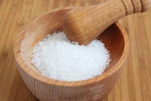 Agua con sal para el dolor de garganta