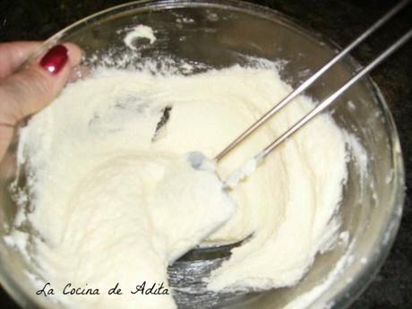 Conos de bizcochos, rellenos con frutas escarchadas