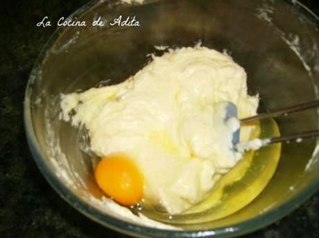 Conos de bizcochos, rellenos con frutas escarchadas