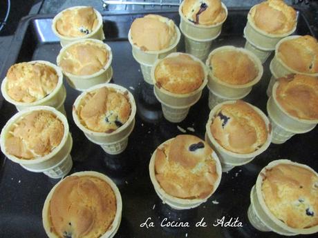 Conos de bizcochos, rellenos con frutas escarchadas