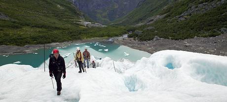 Briksdalsbreen_glacier_740