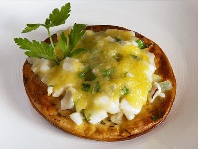 Sepia con gratinado de alioli sobre oblea al estragón