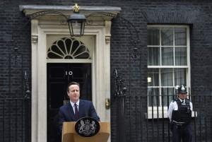 El primer ministro británico, David Cameron, ofrece un discurso a la nación ante el número 10 de Downing Street. (Andy Rain/EFE)