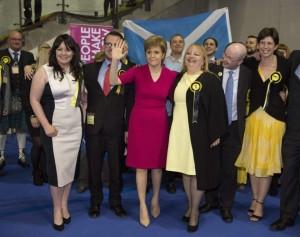 La líder del Partido Nacionalista Escocés, Nicola Sturgeon, celebra al victoria con sus seguidores. (Robert Perry/EFE)