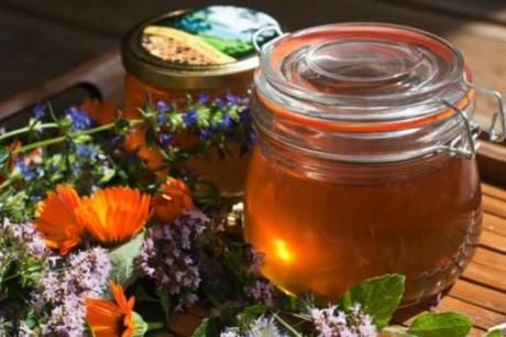 5 RAZONES PARA TENER MIEL DE ABEJAS EN CASA.