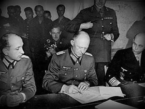 Acte-de-capitulation-des-forces-allemandes-signé-à-Reims-le-7-mai-1945