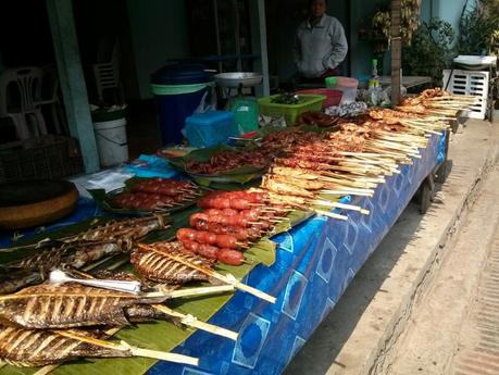 Puesto típico de comida en Laos