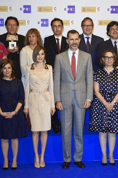 Dña. Letizia, ejecutiva con bolso étnico, y un trench joya