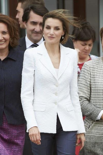 Dña. Letizia, ejecutiva con bolso étnico, y un trench joya