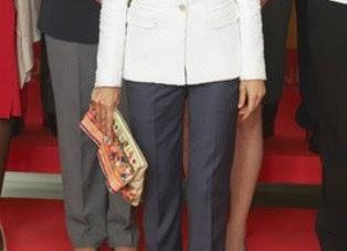 Dña. Letizia, ejecutiva con bolso étnico, y un trench joya