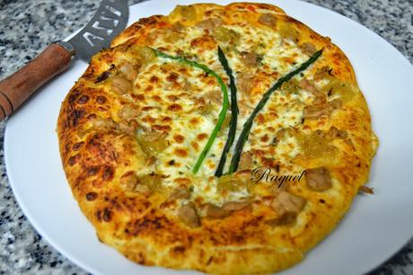 Pizza de Atún con Cebolla Caramelizada con Toque de Ajo y Perejil