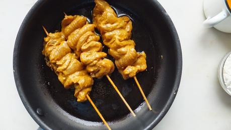 Pollo satay tailandés con salsa picante de cacahuete. O elogio a un palo.