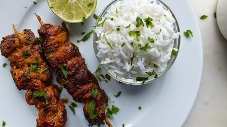 Pollo satay tailandés con salsa picante de cacahuete. O elogio a un palo.