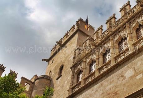 Entre naranjos, el Patio interior de la Lonja de la Seda valenciana