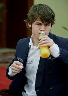 Carlsen gana el Torneo Pearl Spring 2010