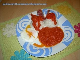 Arroz con tomate y huevos poché