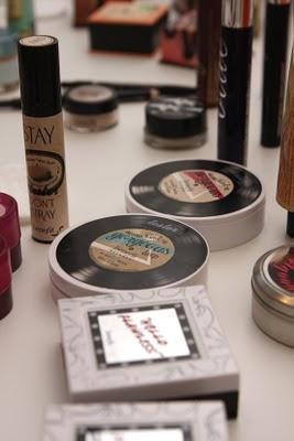 TALLER DE MAQUILLAJE CON BENEFIT TALLER DE MAQUILLAJE CON BENEFIT