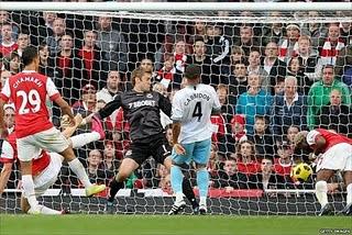 Un cabezazo de Song( 88´) vale para el triunfo del Arsenal ante el West Ham( 1-0 )