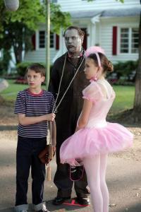 Valores familiares: Fido, zombies pintados por Norman Rockwell. Una sátira sobre padres, hijos, muertos y vivos