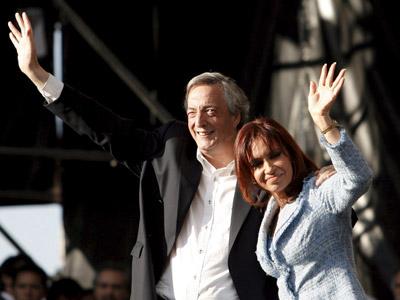 Kirchner y Camacho, dos líderes de diferente signo y nacionalidad, se apearon de este mundo.