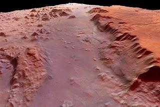 Los investigadores creen que el meteorito Allan Hills proviene de Eos Chasma en Marte, cerca del horizonte en esta imagen de la Mars Express. El cañón se encuentra en otro más grande llamado Valles Marineris