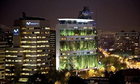 10 formas de integrar la vegetación en arquitectura. Edificio de oficinas de trepadoras
