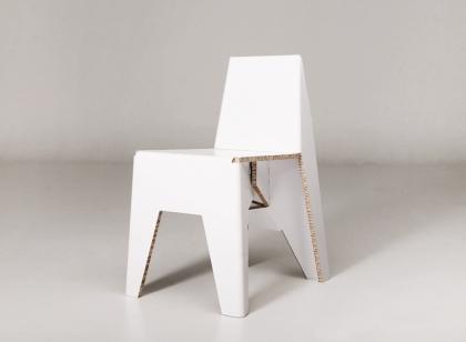 Una silla de cartón.