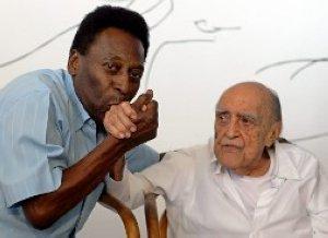 Pelé besa la mano del arquitecto Oscar Niemeyer, ayer en un acto en Brasil. :: AP