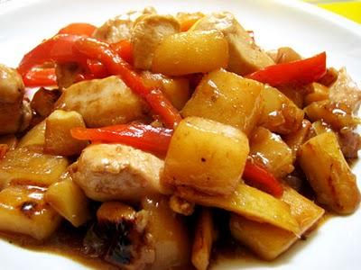 Pollo saltado con frutas