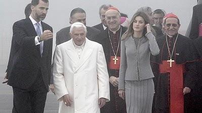 Dña. Letizia da la bienvenida al Papa con el  traje gris que lució para recibir el Garbanzo de Plata