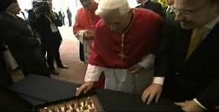 Regalan al Papa un ajedrez con figuras de la Basílica de la Sagrada Familia